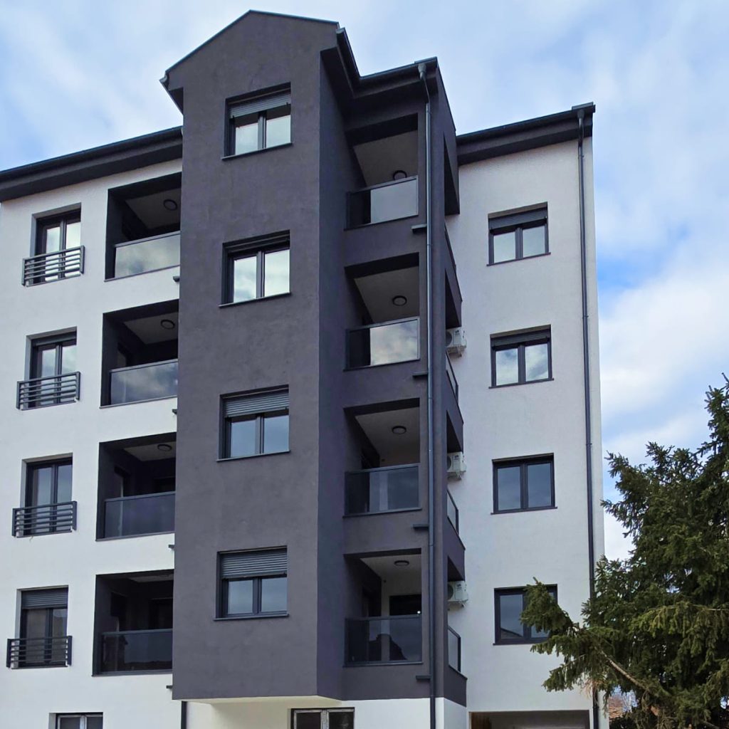 Gala Luxury solja sa parkinga pogled